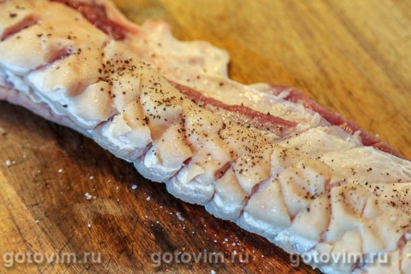 Рулет из свиной грудинки  с манго и перцем чили