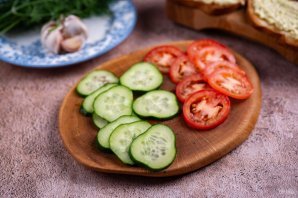 Бутерброды со шпротами и чесноком Бутерброды со шпротами и чесноком