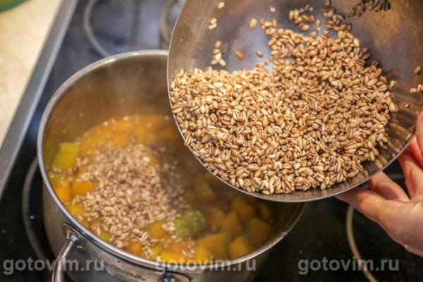 Перловка с тыквой и изюмом