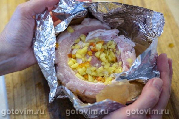 Рулет из свиной грудинки  с манго и перцем чили
