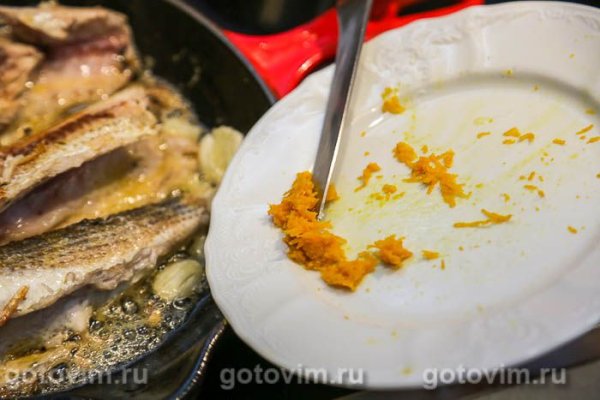 Кефаль, жаренная с апельсином и чесноком