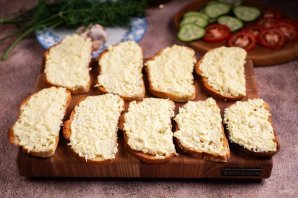 Бутерброды со шпротами и чесноком Бутерброды со шпротами и чесноком