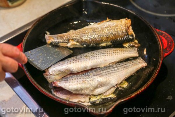 Кефаль, жаренная с апельсином и чесноком