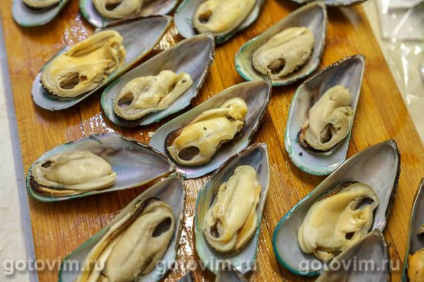 Мидии, запеченные с сырным соусом &laquo;Альфредо&raquo;