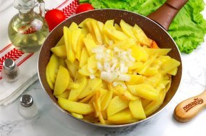 Лисички, жареные с картошкой Лисички, жареные с картошкой