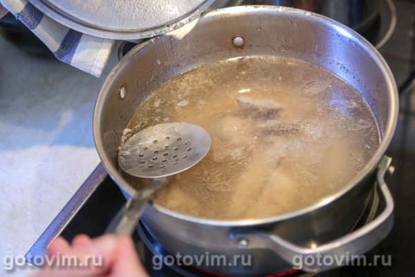 Мясной суп с говядиной, чечевицей и фасолью