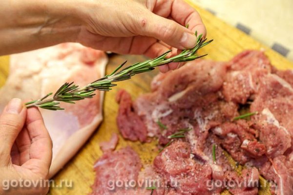 Рулет из свиной рульки с жареными лисичками Рулет из свиной рульки с жареными лисичками