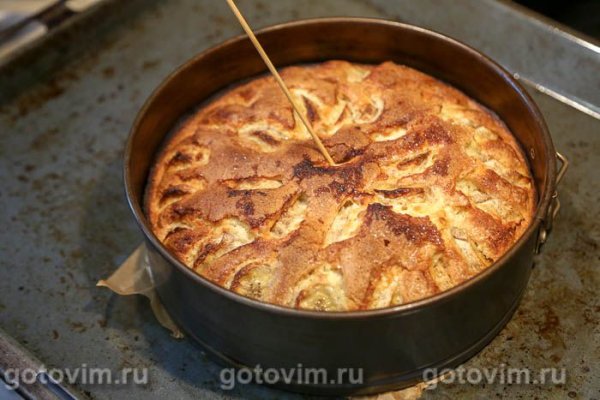 Пирог с бананами и посыпкой из сахара с корицей