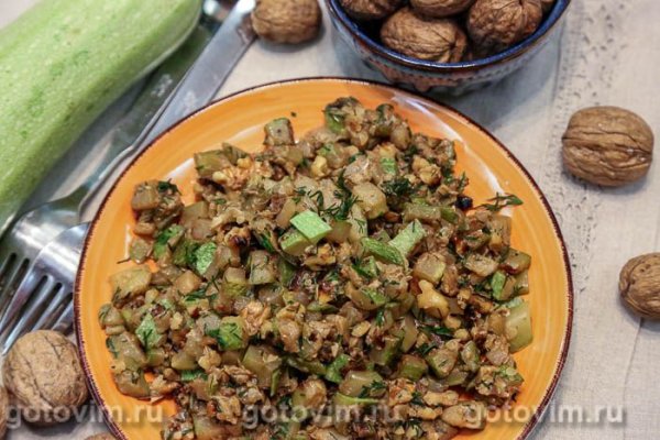 Кабачки с грецкими орехами, чесноком и зеленью Кабачки с грецкими орехами, чесноком и зеленью
