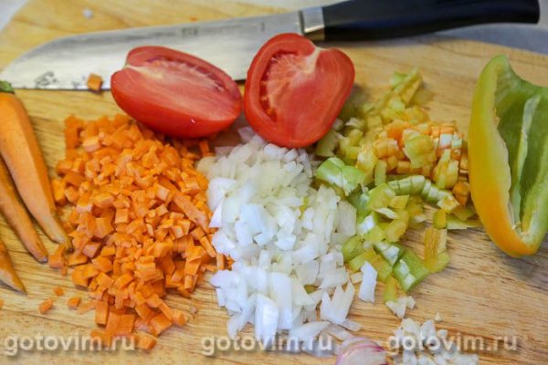 Мясной суп с говядиной, чечевицей и фасолью