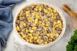 Простой мясной пирог с картошкой Простой мясной пирог с картошкой