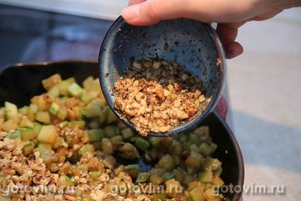 Кабачки с грецкими орехами, чесноком и зеленью Кабачки с грецкими орехами, чесноком и зеленью