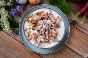 Лисички в сливочном соусе