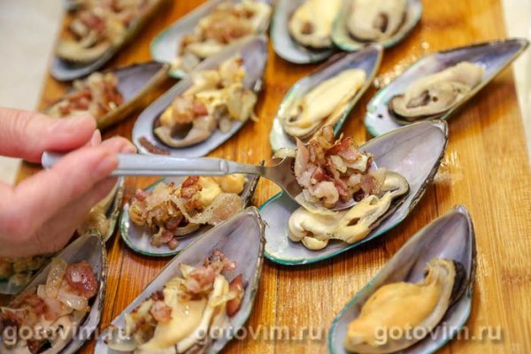 Зеленые мидии, запеченные с беконом и сыром
