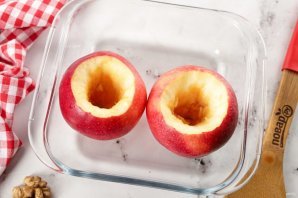 Печеные яблоки в микроволновке