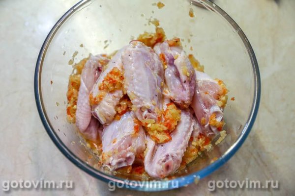 Куриные крылышки в маринаде с чили и сладким перцем