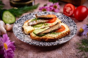 Бутерброды со шпротами и чесноком Бутерброды со шпротами и чесноком