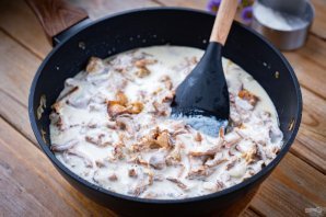 Лисички в сливочном соусе