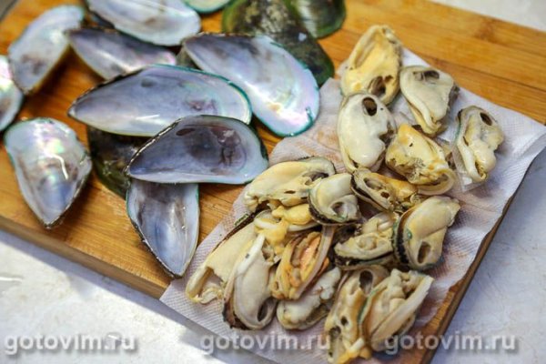 Зеленые мидии, запеченные с беконом и сыром
