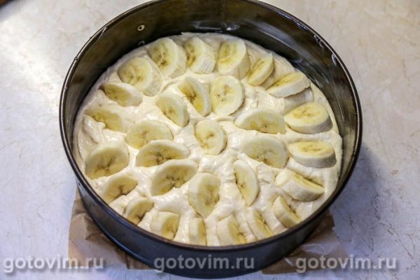 Пирог с бананами и посыпкой из сахара с корицей