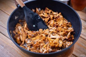 Лисички в сливочном соусе