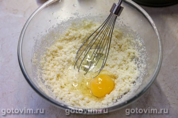 Яблочный пирог с сахарной корочкой и корицей