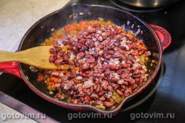 Мясной суп с говядиной, чечевицей и фасолью