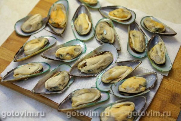 Зеленые мидии, запеченные с беконом и сыром