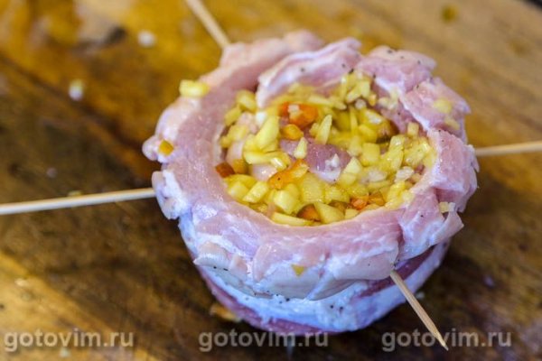 Рулет из свиной грудинки  с манго и перцем чили