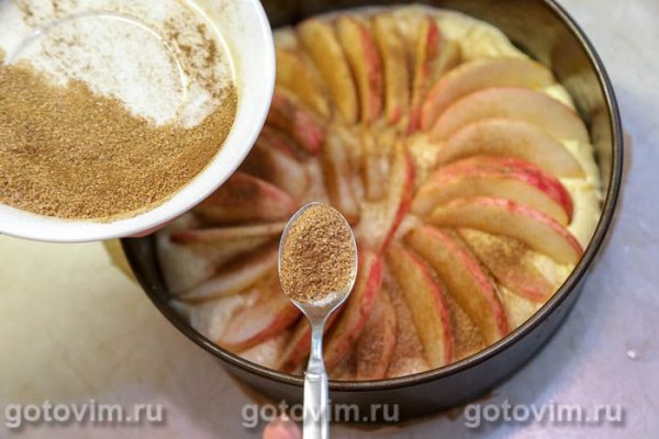 Яблочный пирог с сахарной корочкой и корицей