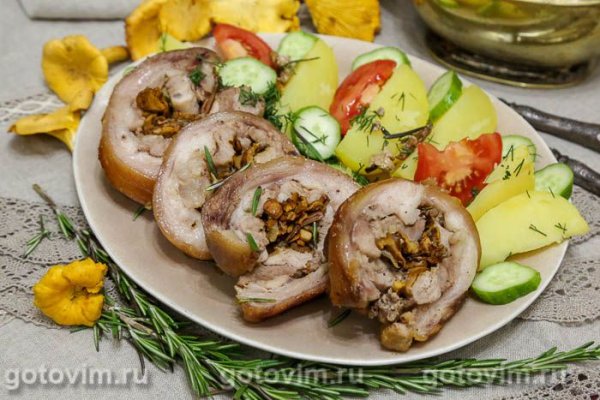 Рулет из свиной рульки с жареными лисичками Рулет из свиной рульки с жареными лисичками