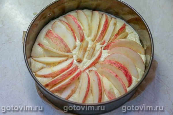 Яблочный пирог с сахарной корочкой и корицей