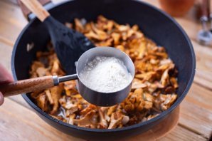 Лисички в сливочном соусе