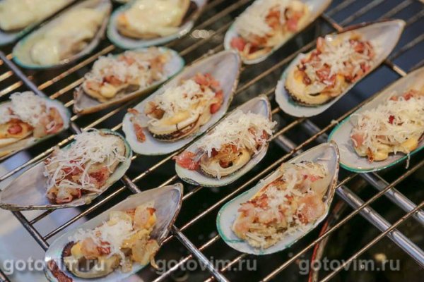 Зеленые мидии, запеченные с беконом и сыром