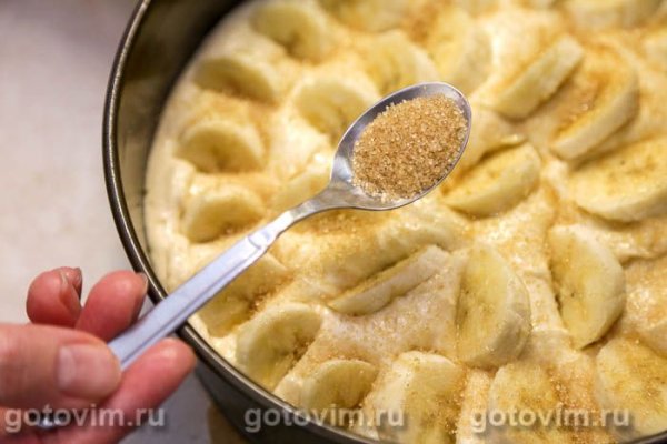 Пирог с бананами и посыпкой из сахара с корицей