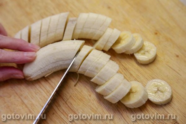 Пирог с бананами и посыпкой из сахара с корицей