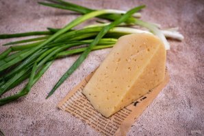 Слоеные пирожки с сыром и луком