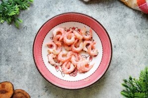 Новогодний салат с креветками