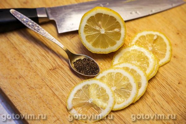 Стейк из свиной шейки с лимоном, перцем и чесноком на сковроде