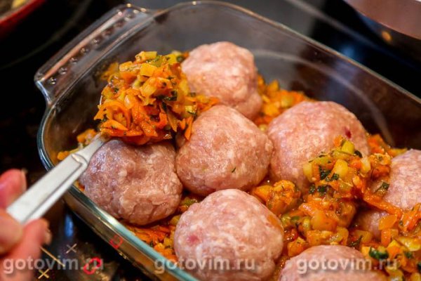 Котлеты из свинины с курицей, запеченные в овощном соусе