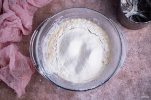 Слоеные пирожки с сыром и луком