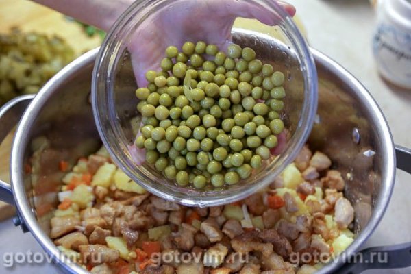 Салат Оливье с жареной свининой