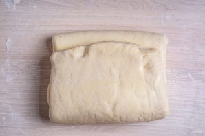 Слоеные пирожки с сыром и луком