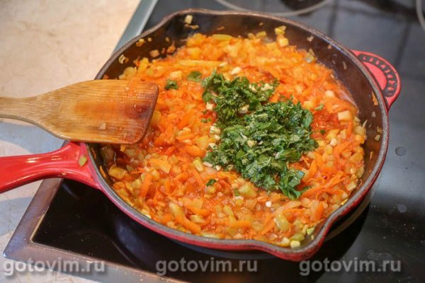 Котлеты из свинины с курицей, запеченные в овощном соусе