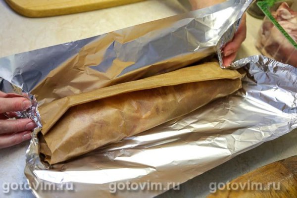 Рулет из свинины с острым перцем, беконом и сыром