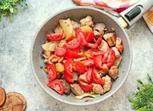 Свинина с кабачками и помидорами