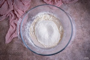 Слоеные пирожки с сыром и луком