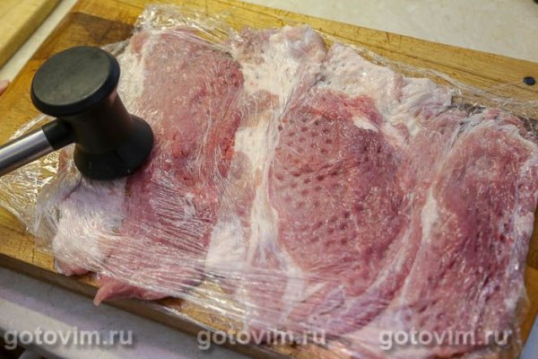 Рулет из свинины с острым перцем, беконом и сыром