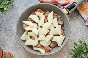 Свинина с кабачками и помидорами