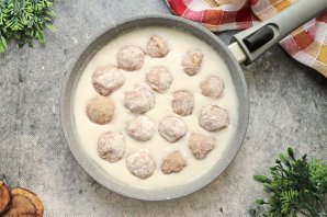 Фрикадельки в молочном соусе Фрикадельки в молочном соусе